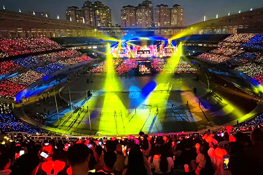 k1集团300㎡透明屏和190000根荧光棒“点燃”周杰伦呼和浩特演唱会！