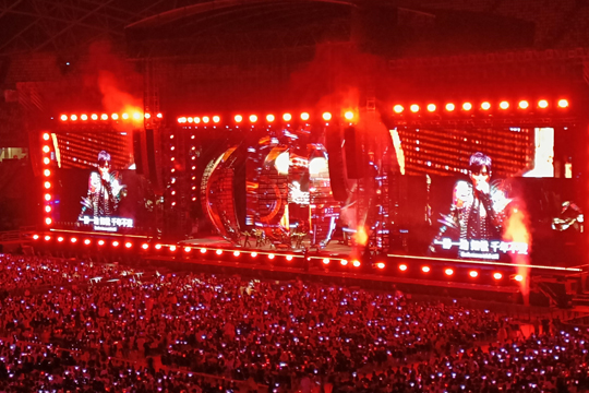 璀璨星光耀狮城！k1十年体育品牌LED屏、荧光棒点燃周杰伦新加坡演唱会！